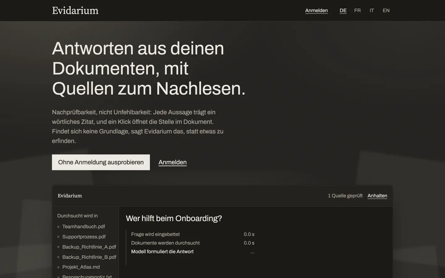 Startseite von Evidarium: dunkle Arbeitsfläche mit einem Fenster und einer Beispielantwort; der Hintergrund leuchtet in der Farbe des Urteils