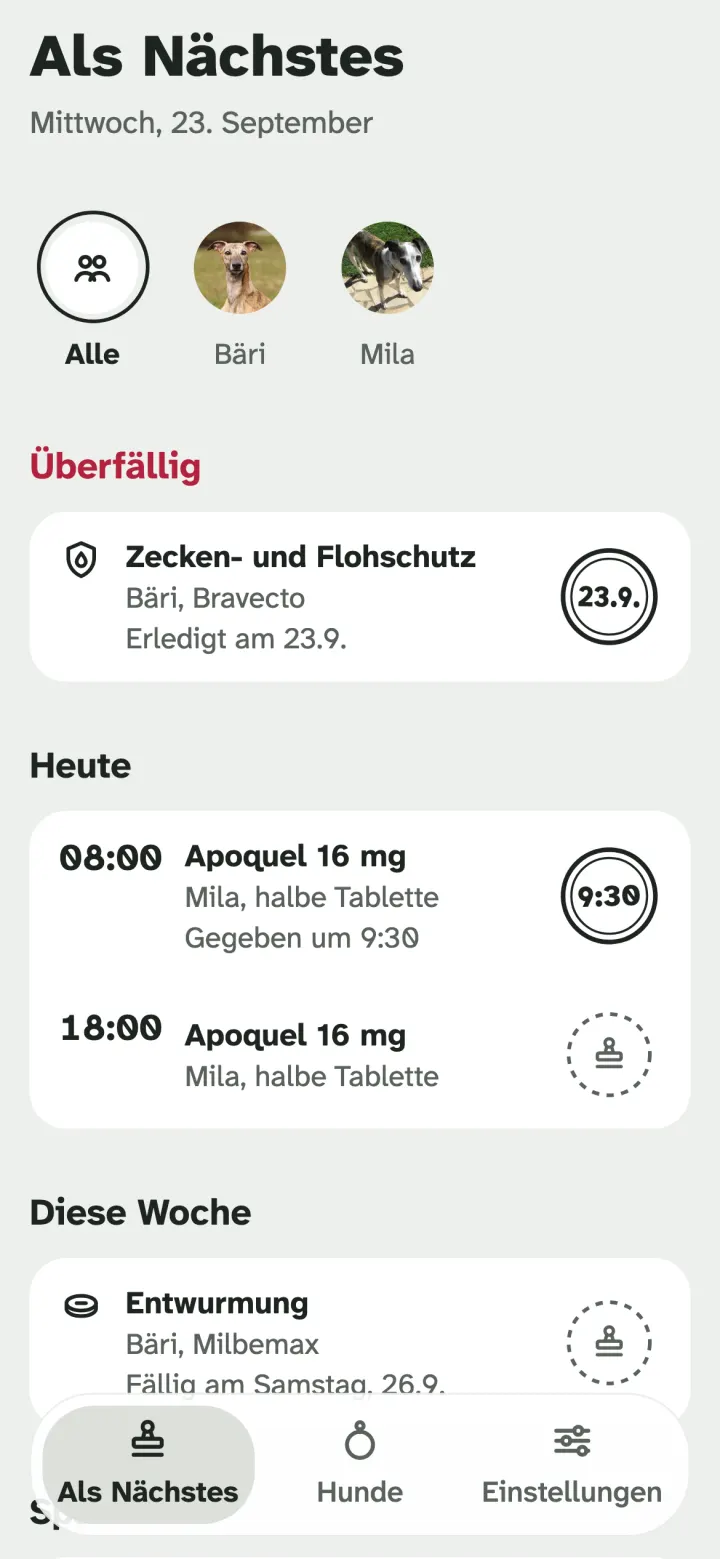 «Als Nächstes» in Hundebüechli: überfälliger Zeckenschutz und eine Tablette, beide mit einem Stempel als erledigt markiert